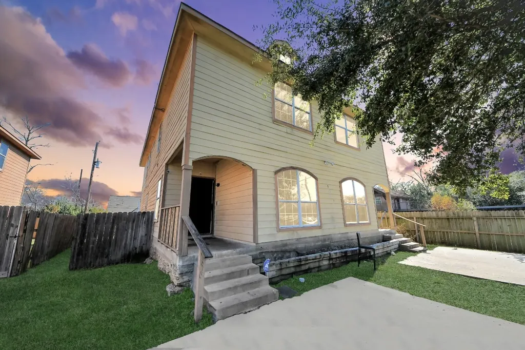 10217 Teneha Drive A Houston TX 77033