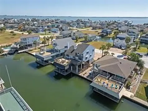 1318 Hawaii Drive Tiki Island TX 77554