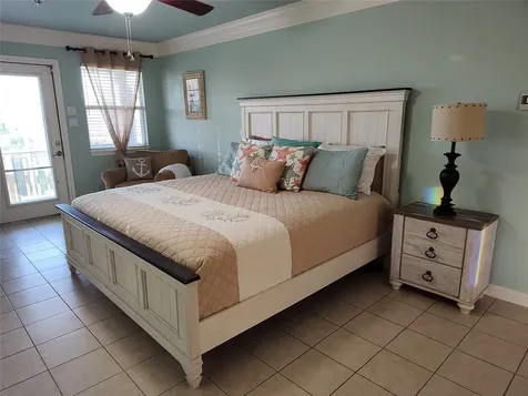 1318 Hawaii Drive Tiki Island TX 77554