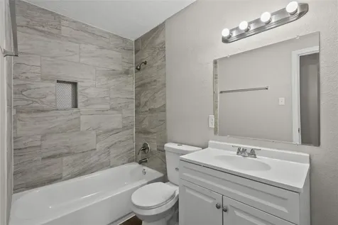 1004 S 2nd Street La Porte TX 77571