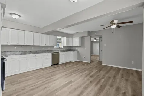 1004 S 2nd Street La Porte TX 77571