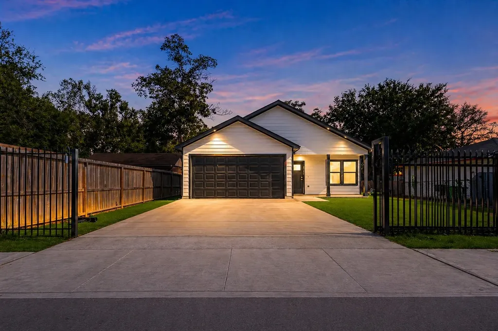 6705 Roanoke Street Houston TX 77028