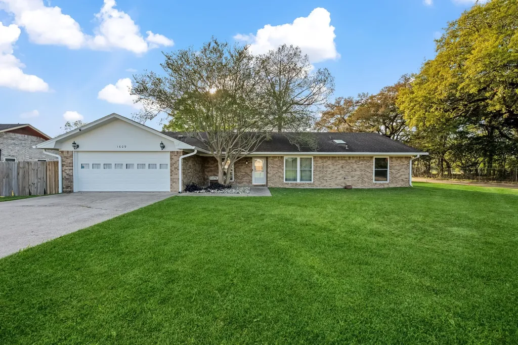 1609 Bowie Street Liberty TX 77575
