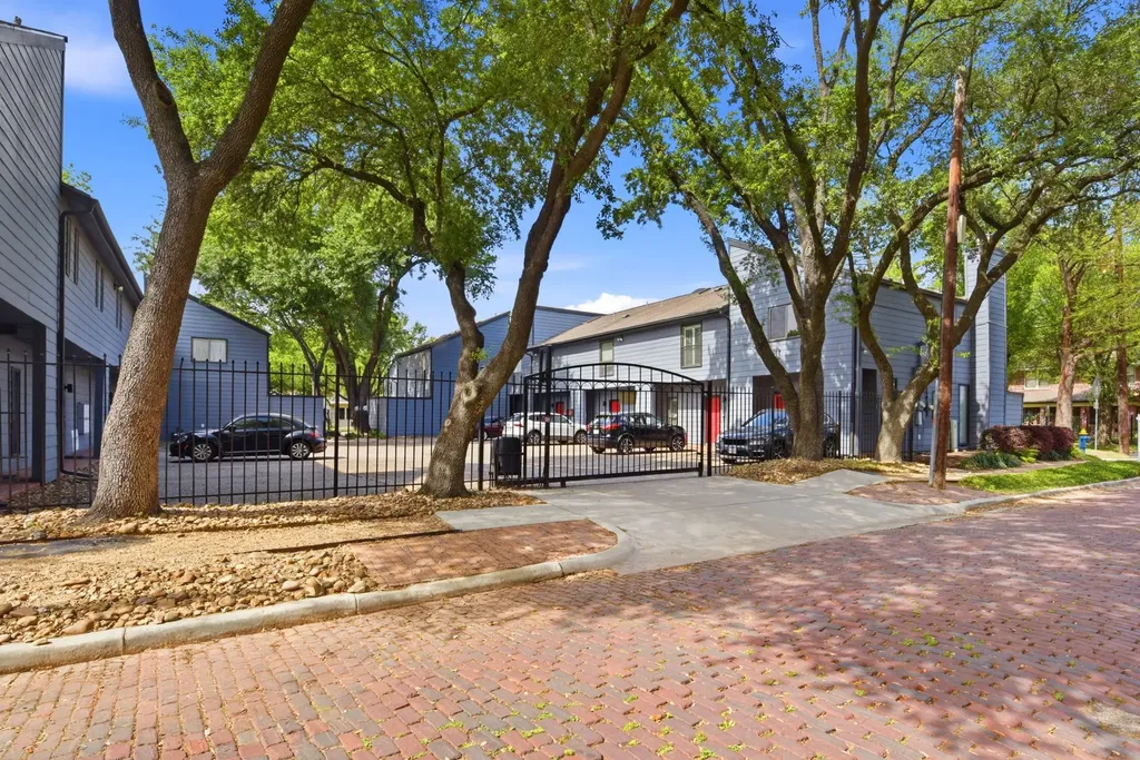 2100 Commonwealth Street B Houston TX 77006