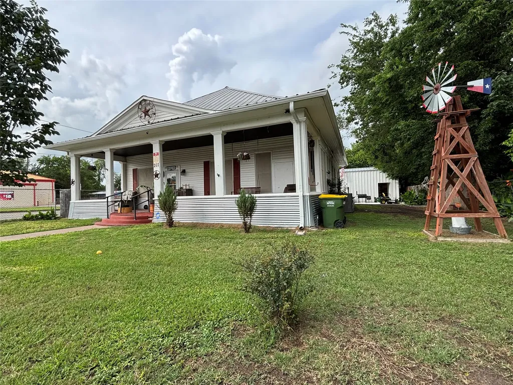 211 W Sabine Street Groesbeck TX 76642