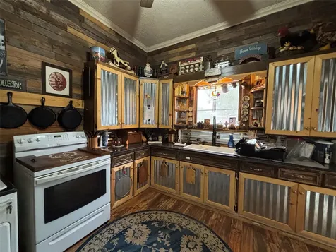 211 W Sabine Street Groesbeck TX 76642