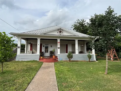 211 W Sabine Street Groesbeck TX 76642