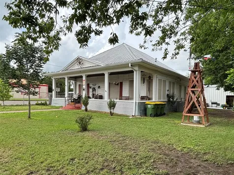 211 W Sabine Street Groesbeck TX 76642