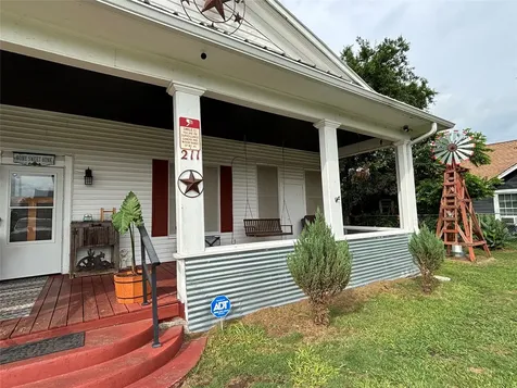 211 W Sabine Street Groesbeck TX 76642