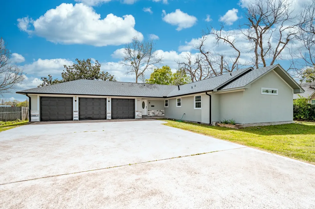 204 Dyer Avenue Baytown TX 77520