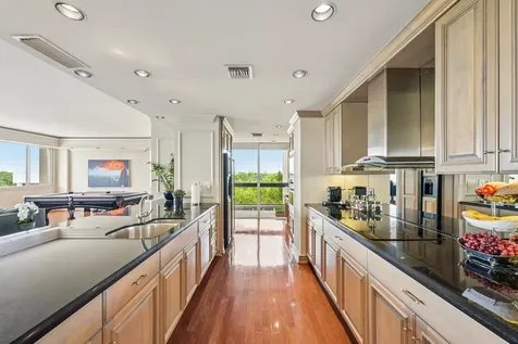 49 Briar Hollow Lane 702 Houston TX 77027