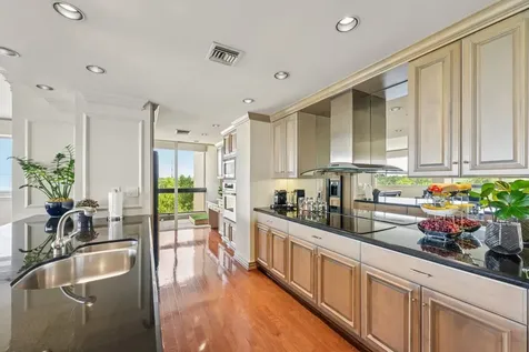 49 Briar Hollow Lane 702 Houston TX 77027