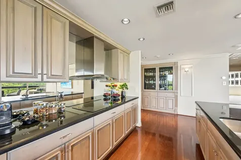 49 Briar Hollow Lane 702 Houston TX 77027