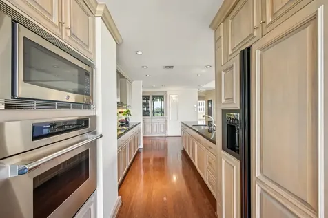 49 Briar Hollow Lane 702 Houston TX 77027