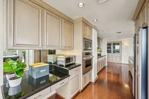 49 Briar Hollow Lane 702 Houston TX 77027