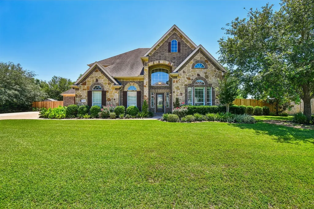 2306 Lakeway Drive Friendswood TX 77546