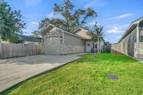 320 W Live Oak Street Angleton TX 77515