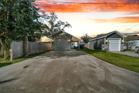 320 W Live Oak Street Angleton TX 77515