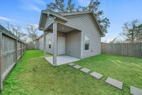 320 W Live Oak Street Angleton TX 77515