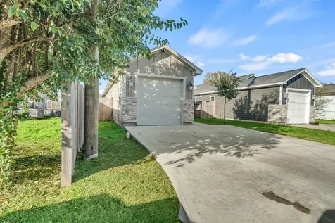 320 W Live Oak Street Angleton TX 77515