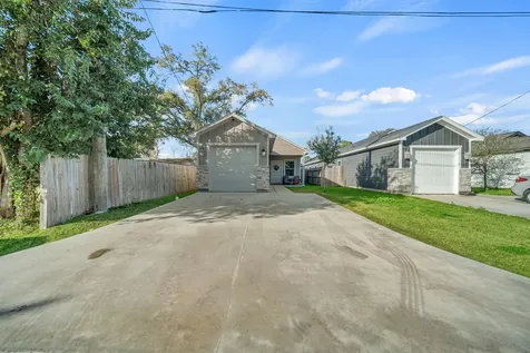320 W Live Oak Street Angleton TX 77515