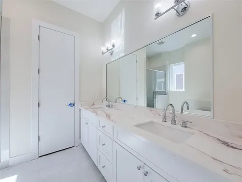 5931 Beall Street B Houston TX 77091