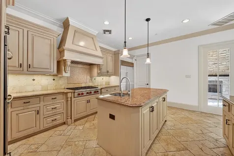 2400 Avalon Place Houston TX 77019