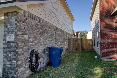 9519 Garrett Pine Lane Houston TX 77044