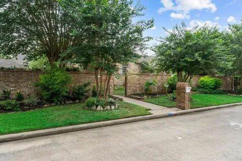 5038 Huntwick Parc Court Houston TX 77069