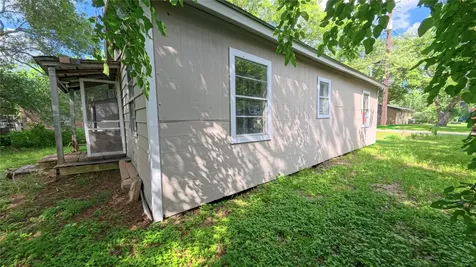 909 N Lake Avenue Eagle Lake TX 77434