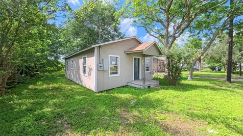 909 N Lake Avenue Eagle Lake TX 77434