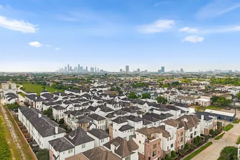 5621 Cohn Meadows Lane Houston TX 77007