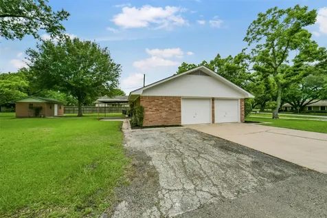 705 Darlene Lane Wallis TX 77485