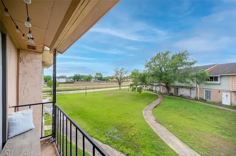 6975 Chasewood Drive Houston TX 77489