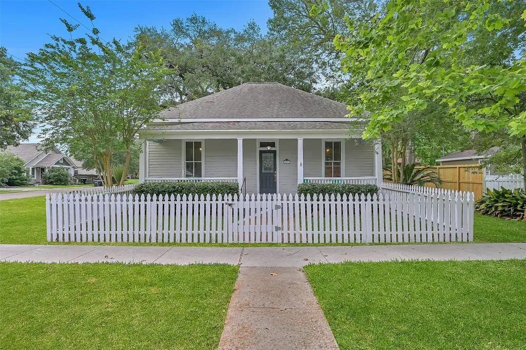 403 S Lee Street Alvin TX 77511