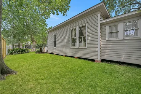 403 S Lee Street Alvin TX 77511