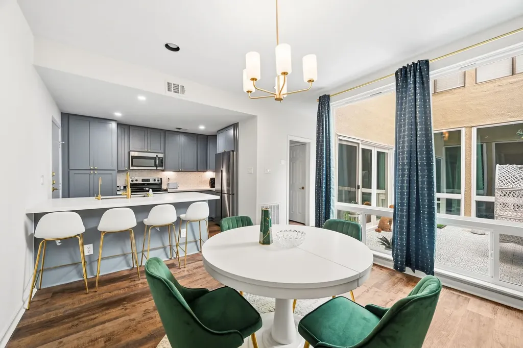1116 Bering Drive 25 Houston TX 77057