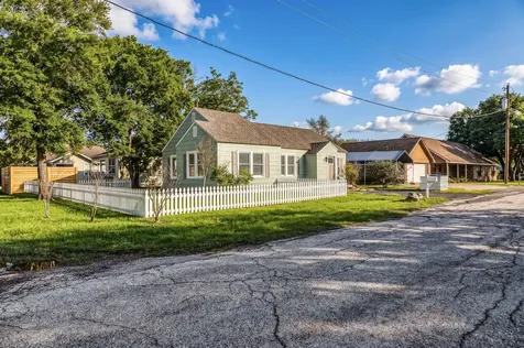 408 N Hunt Street Bellville TX 77418