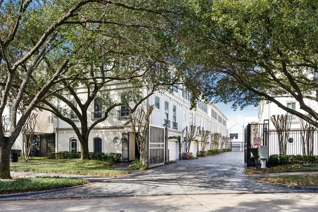 126 Oak Place Drive Houston TX 77006