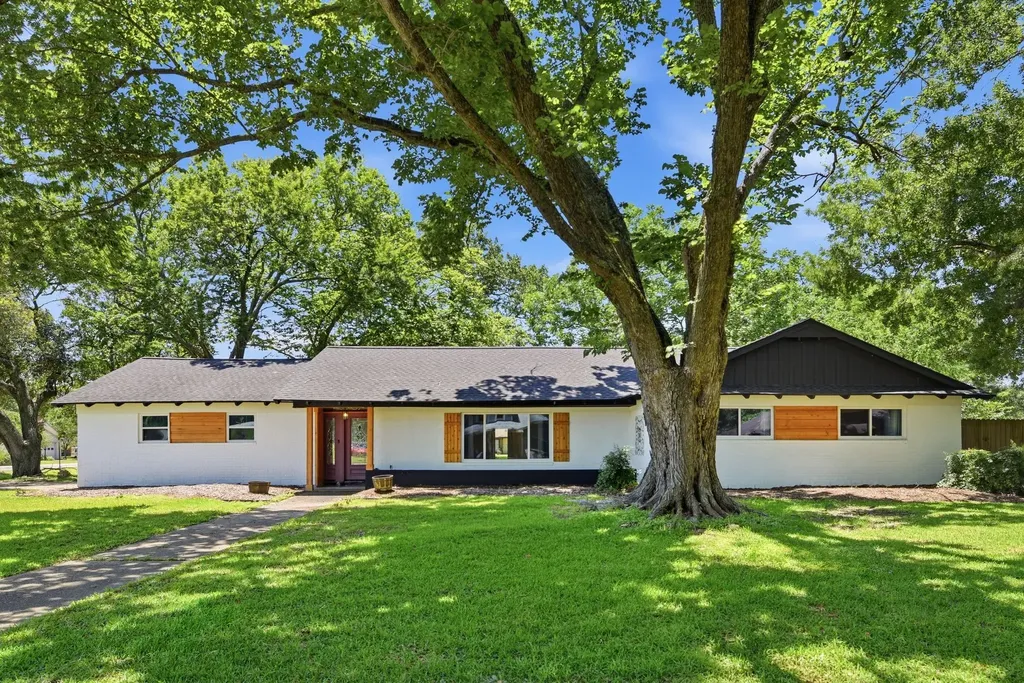 101 W Larkspur Drive Alvin TX 77511