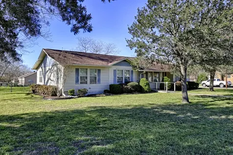 122 Ave E Shiner TX 77984