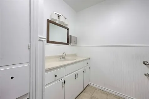 122 Ave E Shiner TX 77984
