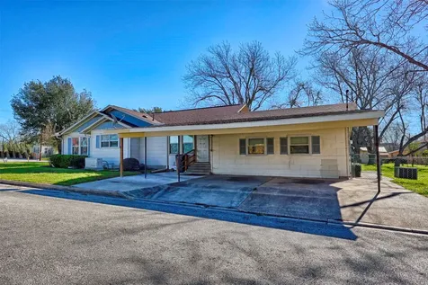 122 Ave E Shiner TX 77984