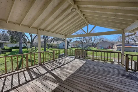 122 Ave E Shiner TX 77984