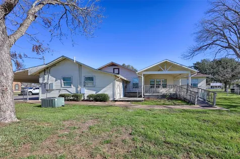 122 Ave E Shiner TX 77984