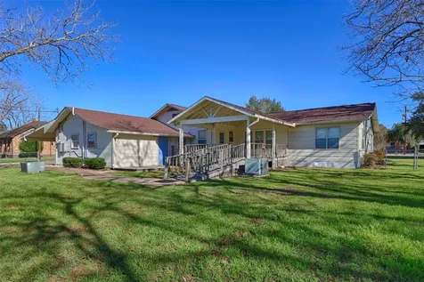 122 Ave E Shiner TX 77984
