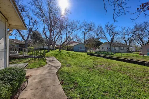 122 Ave E Shiner TX 77984