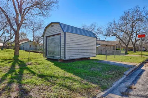 122 Ave E Shiner TX 77984