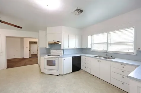 122 Ave E Shiner TX 77984