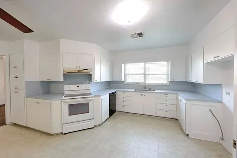 122 Ave E Shiner TX 77984